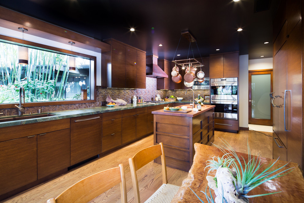 ロサンゼルスにある高級な中くらいなアジアンスタイルのおしゃれなキッチン (アンダーカウンターシンク、フラットパネル扉のキャビネット、中間色木目調キャビネット、珪岩カウンター、茶色いキッチンパネル、セラミックタイルのキッチンパネル、パネルと同色の調理設備、無垢フローリング) の写真