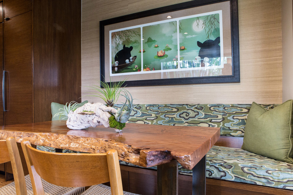 Idées déco pour une salle à manger asiatique de taille moyenne avec un sol en bois brun.