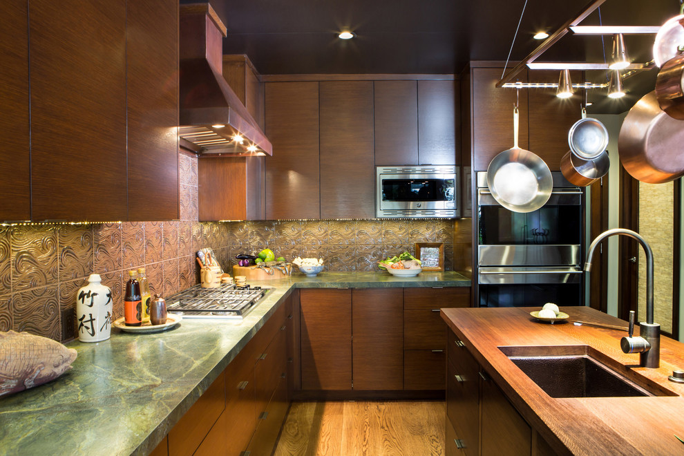 Exempel på ett mellanstort asiatiskt l-kök, med en undermonterad diskho, släta luckor, skåp i mellenmörkt trä, bänkskiva i kvartsit, brunt stänkskydd, stänkskydd i keramik, integrerade vitvaror, mellanmörkt trägolv och en köksö