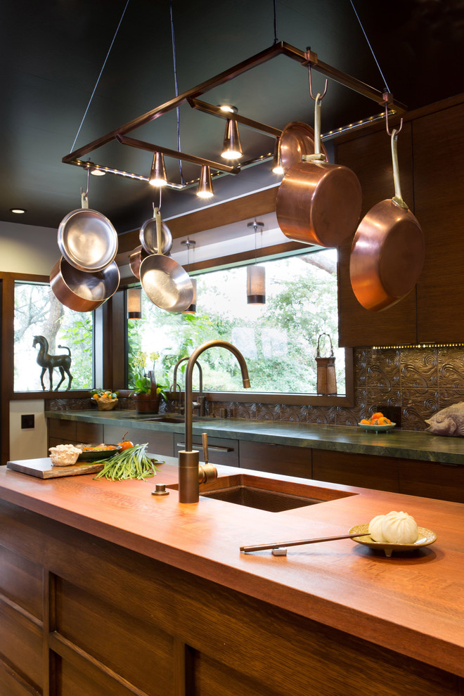 ロサンゼルスにある高級な中くらいなアジアンスタイルのおしゃれなキッチン (アンダーカウンターシンク、フラットパネル扉のキャビネット、中間色木目調キャビネット、珪岩カウンター、茶色いキッチンパネル、セラミックタイルのキッチンパネル、パネルと同色の調理設備、無垢フローリング) の写真