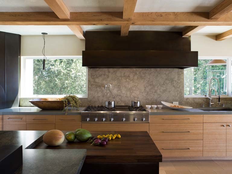 Exempel på ett mycket stort modernt kök och matrum, med en undermonterad diskho, släta luckor, skåp i ljust trä, granitbänkskiva, flerfärgad stänkskydd, rostfria vitvaror, kalkstensgolv och flera köksöar