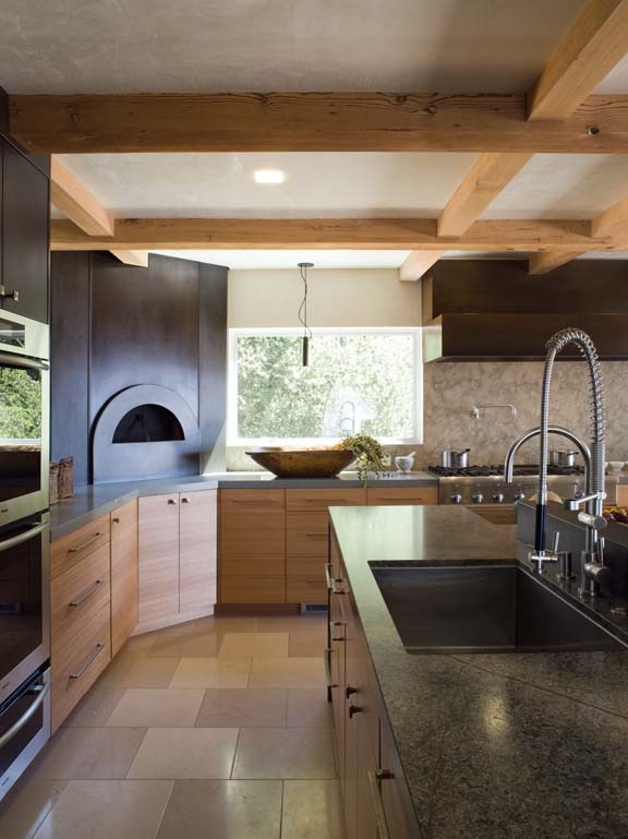 Geräumige Moderne Wohnküche mit Unterbauwaschbecken, flächenbündigen Schrankfronten, hellen Holzschränken, Granit-Arbeitsplatte, bunter Rückwand, Küchengeräten aus Edelstahl, Kalkstein und zwei Kücheninseln in San Francisco
