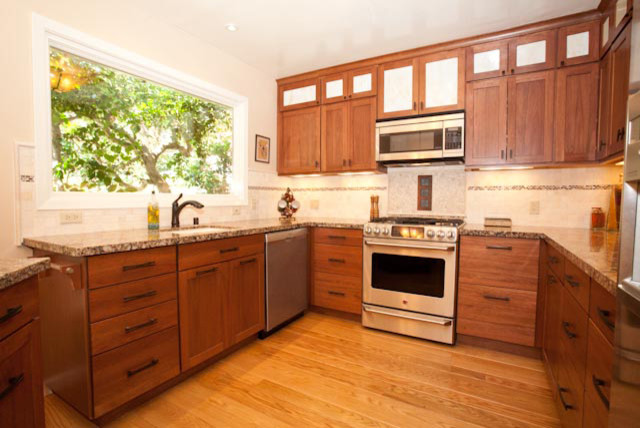 На фото: кухня в восточном стиле с фасадами цвета дерева среднего тона