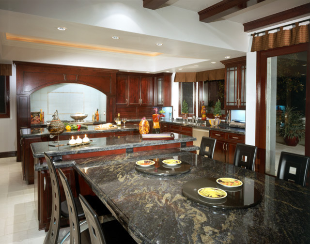 Große Asiatische Wohnküche mit hellbraunen Holzschränken, Granit-Arbeitsplatte, Küchenrückwand in Weiß und Kücheninsel in Los Angeles