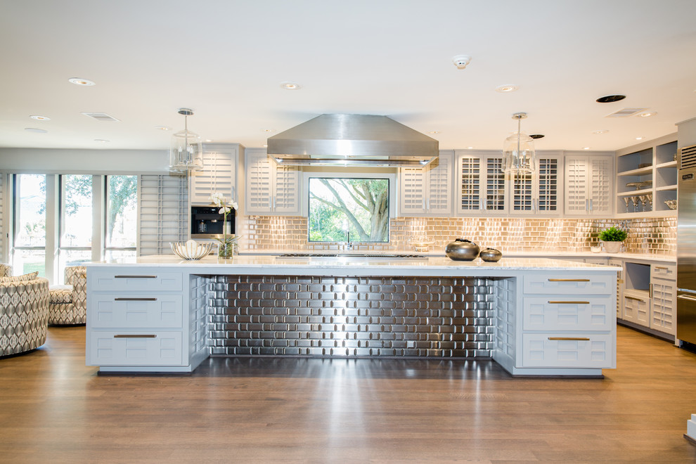 Exempel på ett stort modernt kök, med en undermonterad diskho, luckor med lamellpanel, vita skåp, bänkskiva i kvarts, stänkskydd med metallisk yta, stänkskydd i metallkakel, rostfria vitvaror, ljust trägolv och en köksö