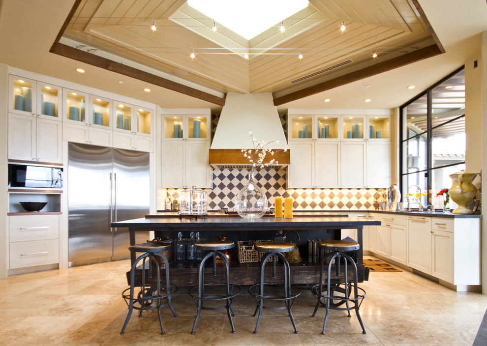 Exempel på ett stort klassiskt kök med öppen planlösning, med en undermonterad diskho, skåp i shakerstil, vita skåp, bänkskiva i kvarts, stänkskydd i cementkakel, rostfria vitvaror, travertin golv och en köksö
