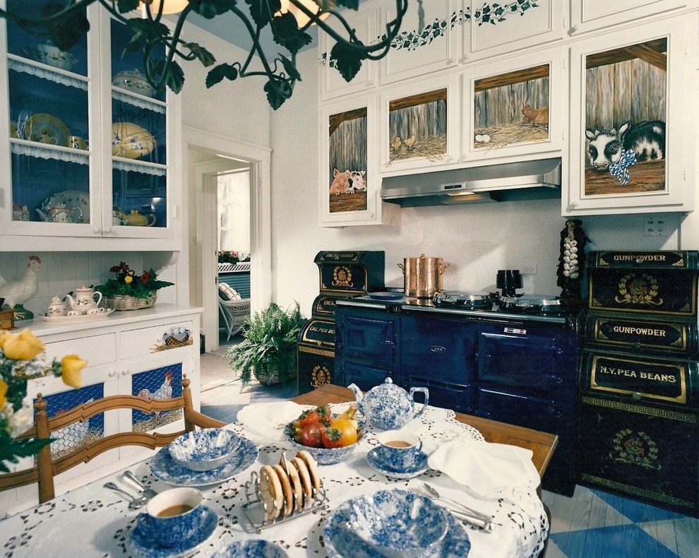 Источник вдохновения для домашнего уюта: п-образная кухня в стиле кантри с обеденным столом, стеклянными фасадами, белыми фасадами, деревянной столешницей, цветной техникой, деревянным полом и синим полом без острова