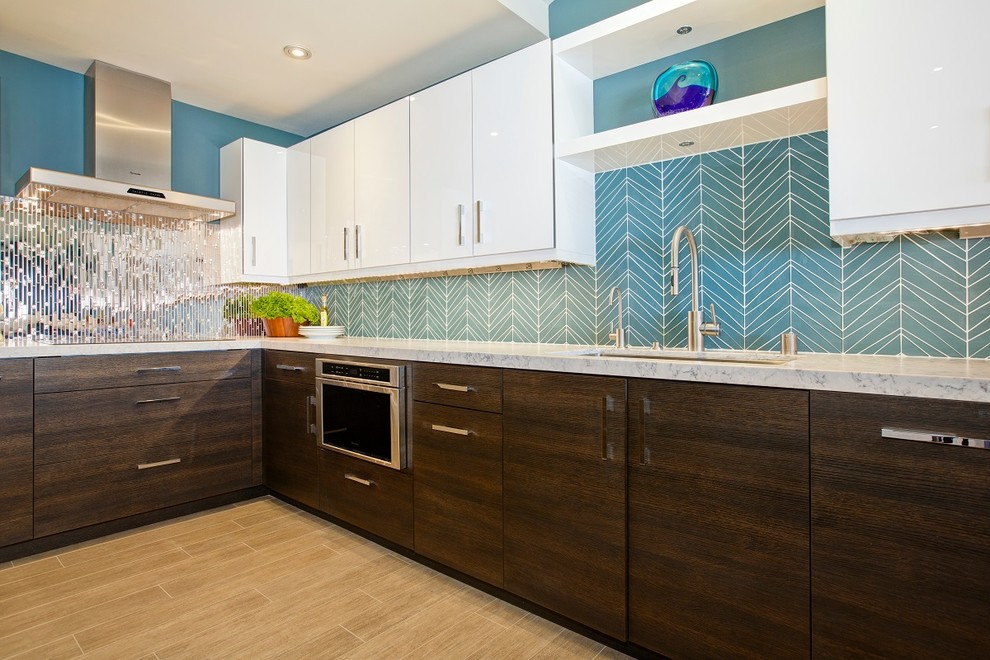 Ejemplo de cocina contemporánea de tamaño medio con armarios con paneles empotrados, puertas de armario de madera en tonos medios, encimera de cuarzo compacto, salpicadero azul y salpicadero con mosaicos de azulejos
