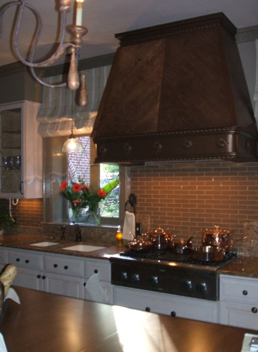 Geschlossene, Große Klassische Küche in L-Form mit profilierten Schrankfronten, hellen Holzschränken, Arbeitsplatte aus Holz, Küchenrückwand in Braun und Kücheninsel in Birmingham