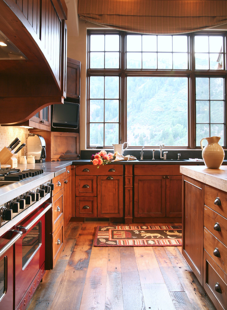 Geräumige Urige Küche mit Schrankfronten mit vertiefter Füllung, hellbraunen Holzschränken, bunten Elektrogeräten, braunem Holzboden und Kücheninsel in Denver