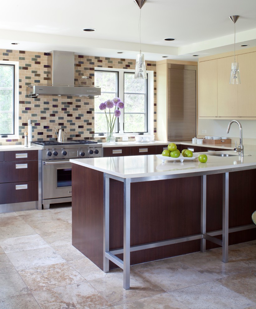 Immagine di una cucina rustica con lavello sottopiano, ante lisce, paraspruzzi multicolore, paraspruzzi con piastrelle di vetro e elettrodomestici in acciaio inossidabile