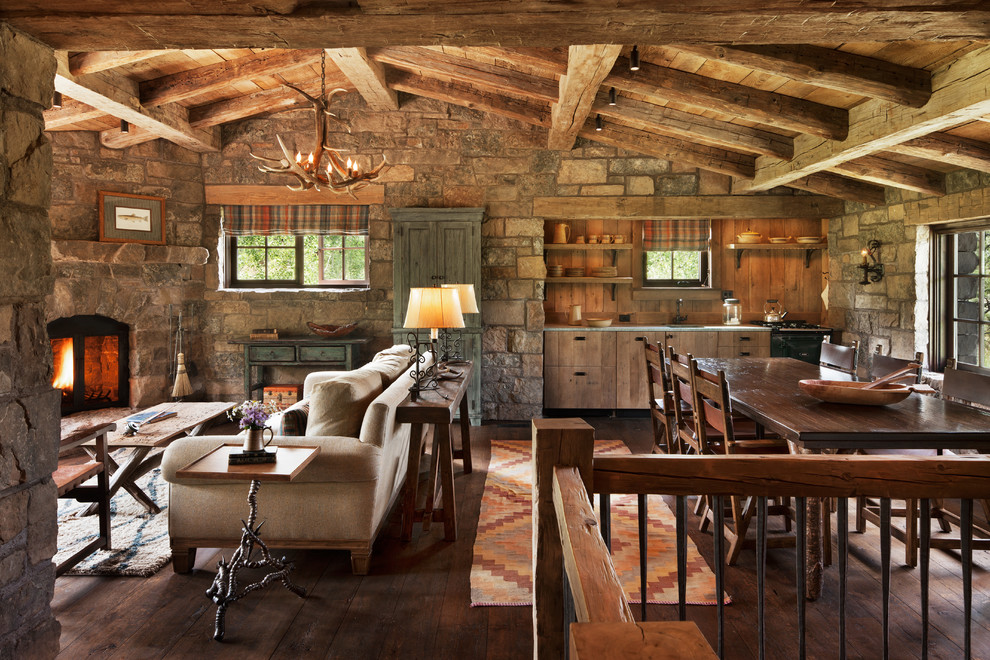 Inredning av ett rustikt mellanstort linjärt kök och matrum, med en undermonterad diskho, släta luckor, skåp i ljust trä, marmorbänkskiva, brunt stänkskydd, stänkskydd i trä, integrerade vitvaror och mellanmörkt trägolv