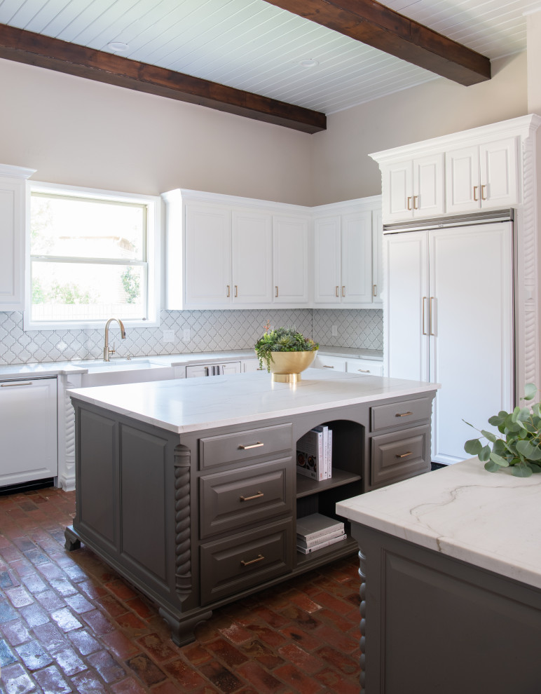 Idéer för att renovera ett stort vintage kök, med luckor med upphöjd panel, vita skåp, bänkskiva i kvartsit, vitt stänkskydd, rostfria vitvaror, tegelgolv och flera köksöar