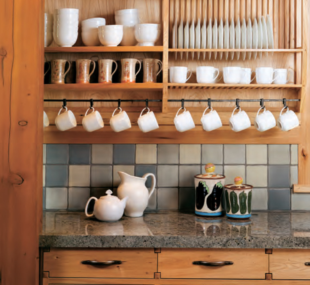 Diseño de cocinas en U clásico extra grande cerrado con fregadero sobremueble, armarios estilo shaker, puertas de armario de madera clara, encimera de terrazo y salpicadero verde