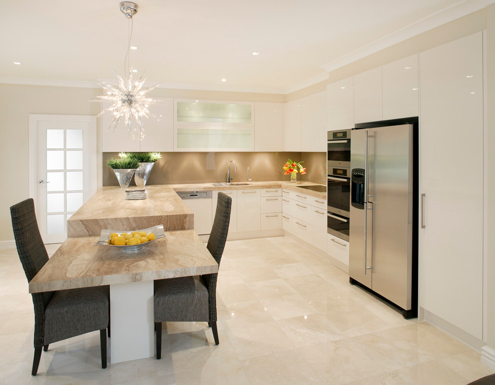 Exempel på ett mellanstort modernt kök, med en undermonterad diskho, släta luckor, vita skåp, marmorbänkskiva, brunt stänkskydd, glaspanel som stänkskydd, rostfria vitvaror och travertin golv