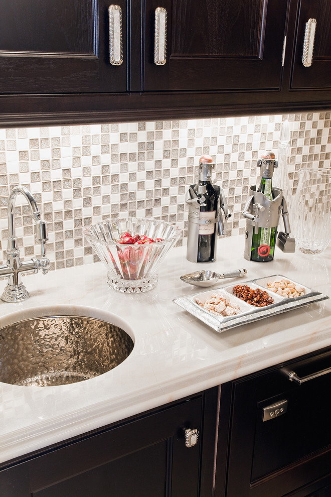 Immagine di una cucina classica con top in marmo, lavello sottopiano, paraspruzzi grigio e paraspruzzi con piastrelle a mosaico