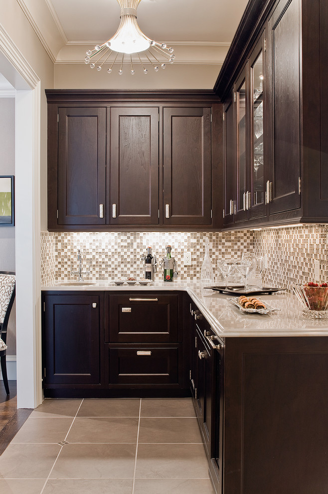 ボストンにあるトラディショナルスタイルのおしゃれなキッチン (大理石カウンター、濃色木目調キャビネット、グレーのキッチンパネル、モザイクタイルのキッチンパネル) の写真