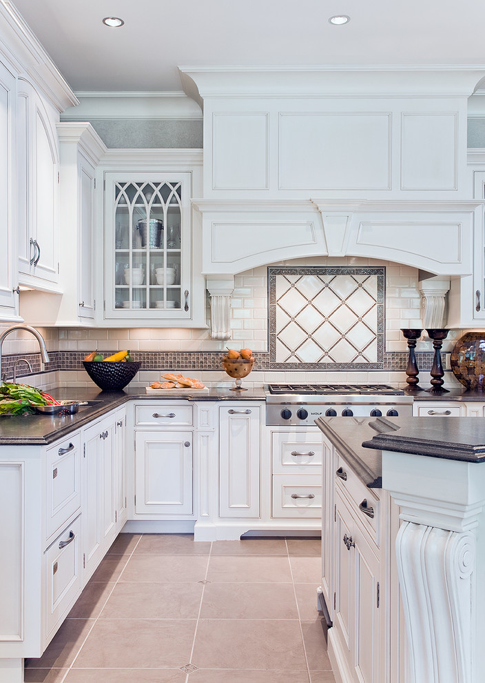 Imagen de cocina clásica con armarios con rebordes decorativos y puertas de armario blancas