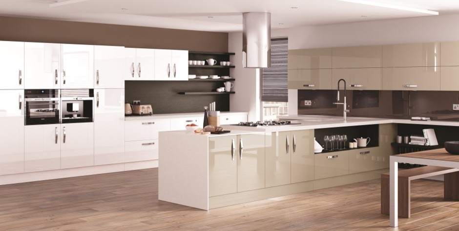 Zweizeilige, Große Moderne Wohnküche mit Küchenrückwand in Grau, Küchengeräten aus Edelstahl und Kücheninsel in London