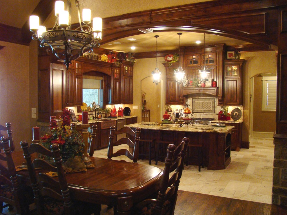 Foto på ett stort vintage kök, med luckor med upphöjd panel, skåp i mellenmörkt trä, granitbänkskiva, beige stänkskydd, stänkskydd i stenkakel, rostfria vitvaror, terrazzogolv och en köksö