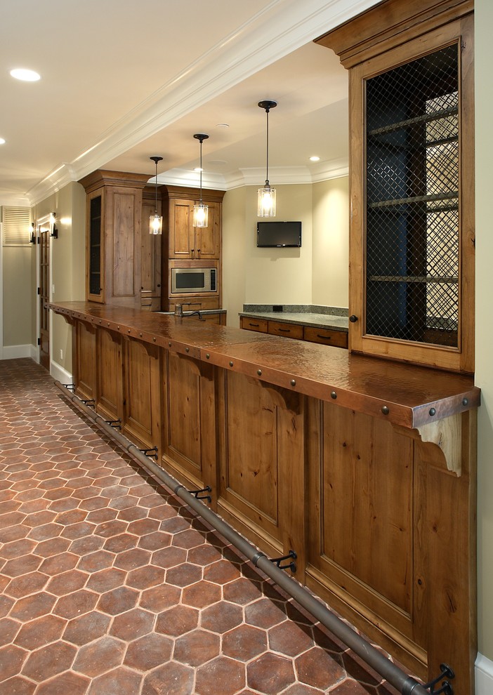 Cette photo montre une cuisine montagne en bois brun avec un placard avec porte à panneau encastré.