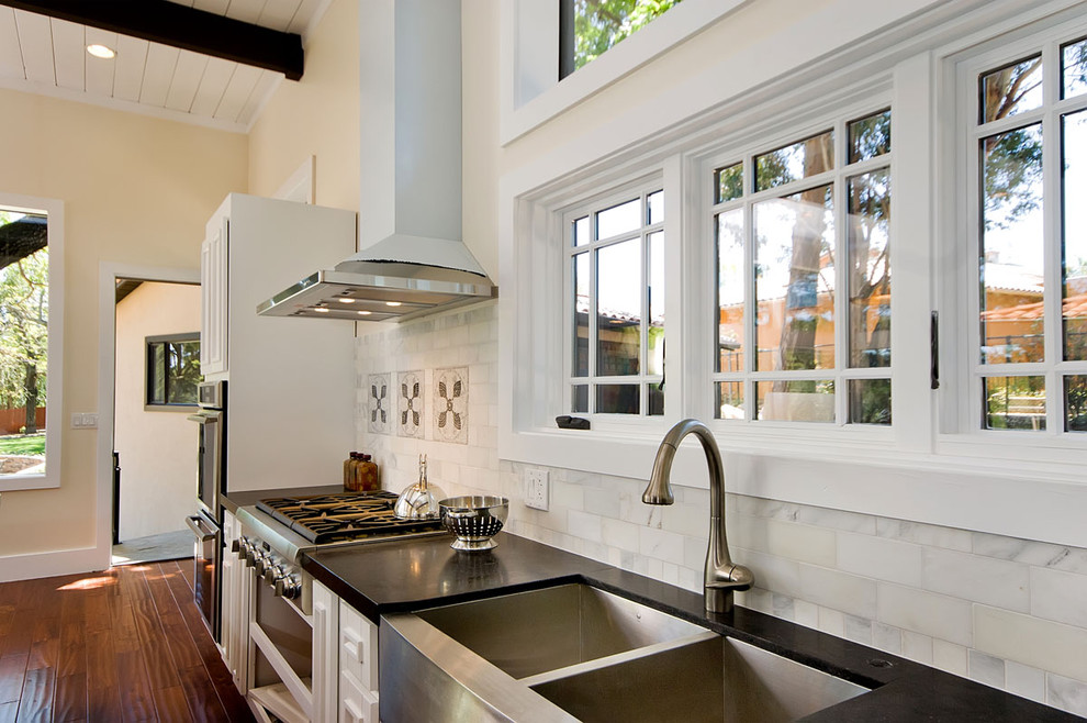 Foto di una cucina minimal con lavello a doppia vasca, paraspruzzi bianco e paraspruzzi in marmo