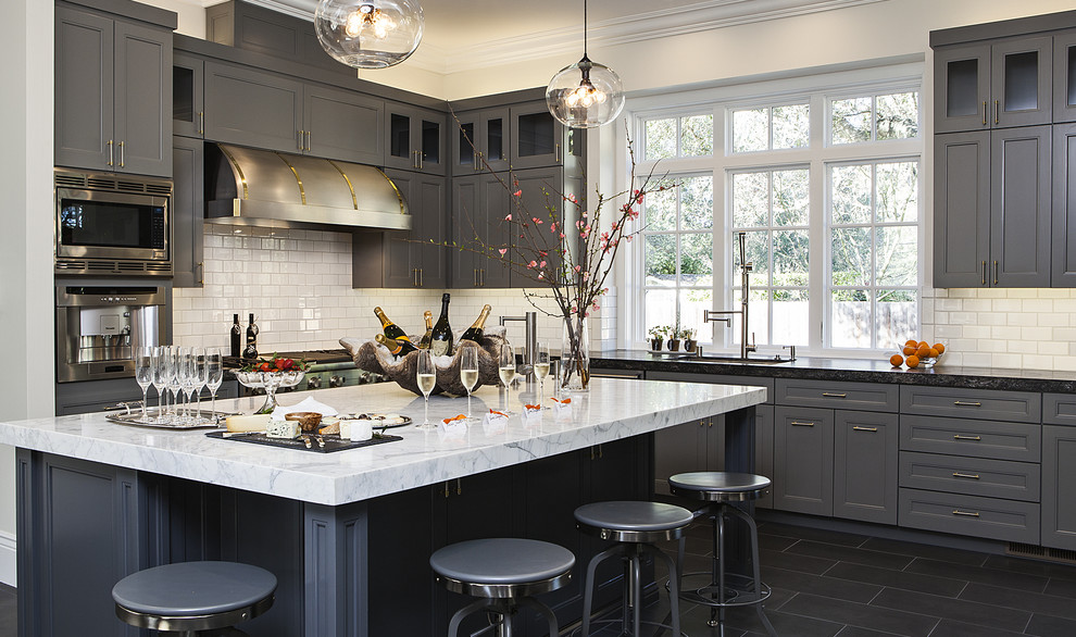 Klassische Küche mit grauen Schränken, Marmor-Arbeitsplatte, Küchenrückwand in Weiß und Rückwand aus Metrofliesen in San Francisco