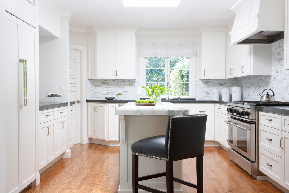 Exempel på ett avskilt klassiskt grå grått kök, med skåp i shakerstil, vita skåp, flerfärgad stänkskydd, rostfria vitvaror, mellanmörkt trägolv och en köksö