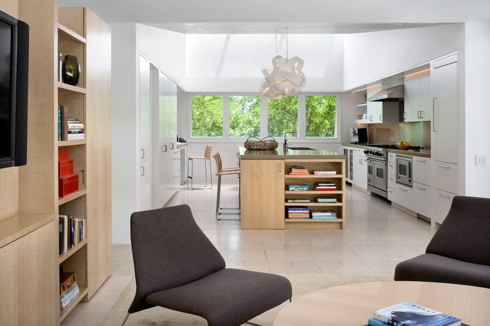 Zweizeilige Moderne Wohnküche mit flächenbündigen Schrankfronten, weißen Schränken, Glasrückwand, Küchengeräten aus Edelstahl und Kücheninsel in San Francisco