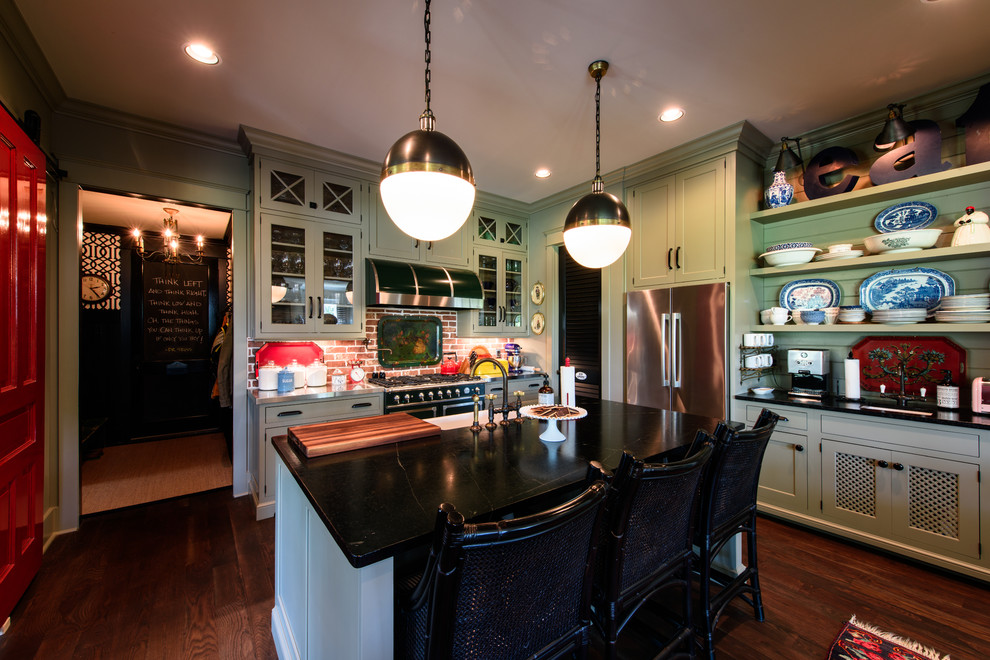 Foto de cocina bohemia con fregadero sobremueble, armarios estilo shaker, puertas de armario verdes, encimera de esteatita, suelo de madera oscura y una isla