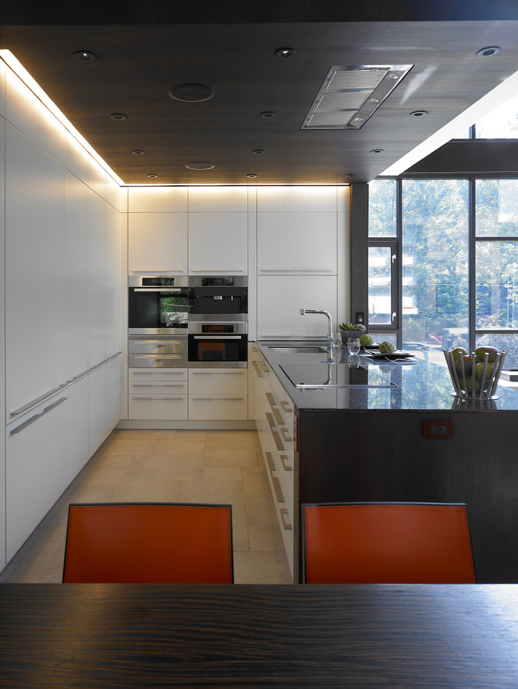 Esempio di una cucina minimalista con elettrodomestici da incasso e struttura in muratura