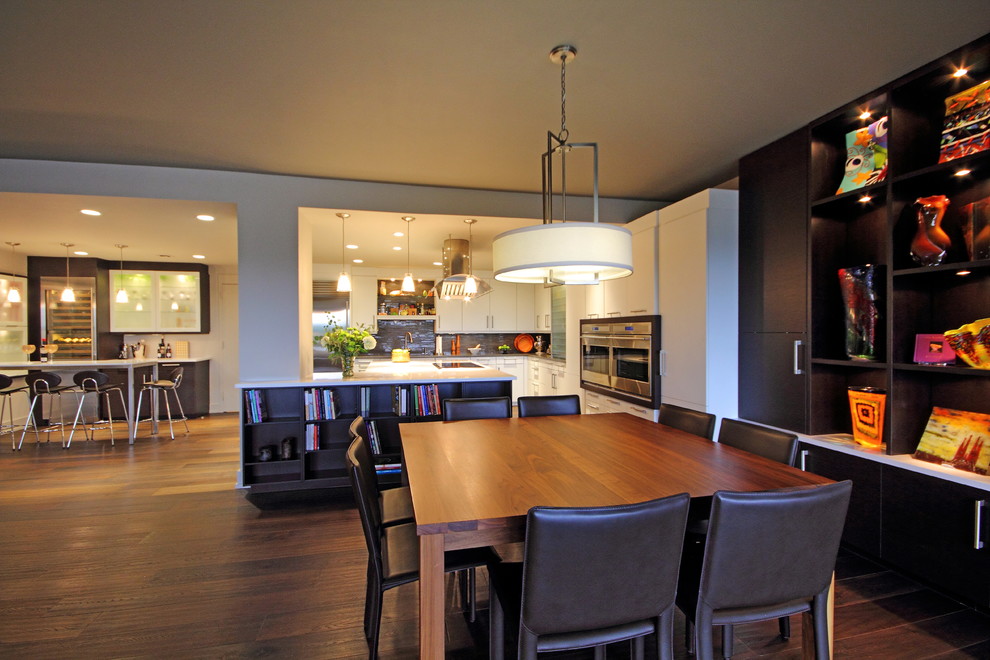 Atlanta Hi Rise kitchen with bar area Moderne Cuisine Atlanta