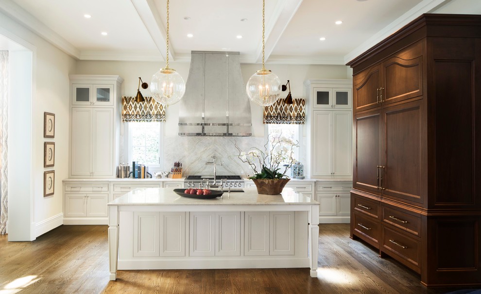 Exempel på ett klassiskt kök, med bänkskiva i kvartsit, en köksö, en undermonterad diskho, luckor med infälld panel, vitt stänkskydd, integrerade vitvaror och mellanmörkt trägolv