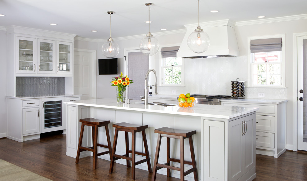 Idéer för att renovera ett mellanstort vintage vit vitt kök, med en köksö, skåp i shakerstil, vita skåp, vitt stänkskydd, rostfria vitvaror, mörkt trägolv och marmorbänkskiva