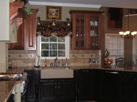 На фото: угловая кухня-гостиная в классическом стиле с с полувстраиваемой мойкой (с передним бортиком), гранитной столешницей и техникой под мебельный фасад с