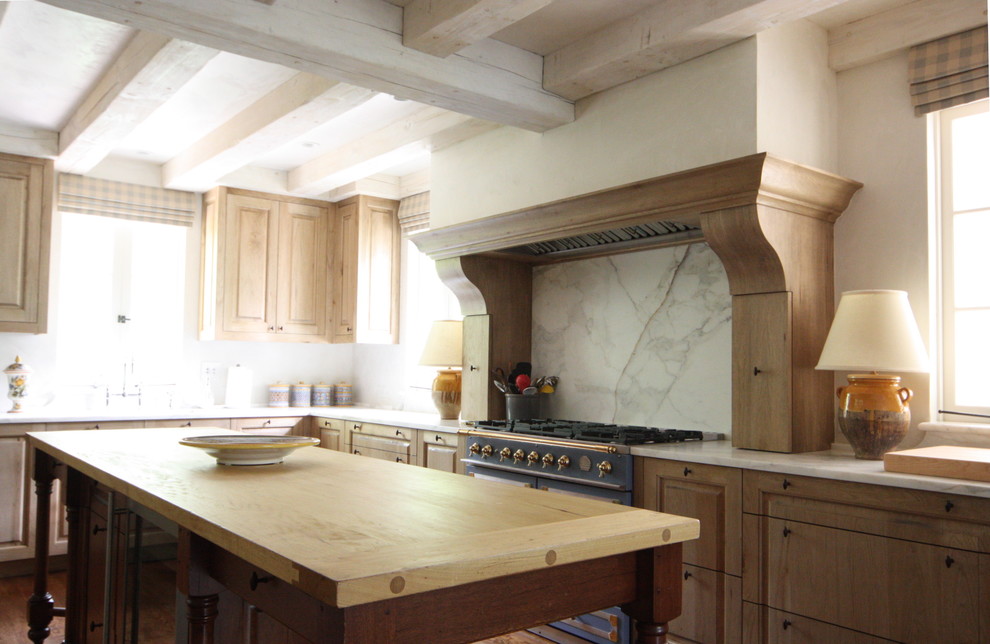 На фото: кухня в стиле неоклассика (современная классика) с мраморной столешницей и шторами на окнах