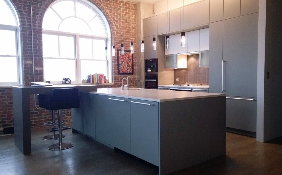 Bild på ett funkis kök med öppen planlösning, med släta luckor, grå skåp, bänkskiva i kvarts, stänkskydd i porslinskakel, integrerade vitvaror, mellanmörkt trägolv och en köksö