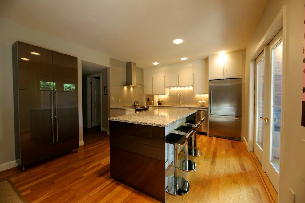 This is an example of a modern kitchen in Atlanta.
