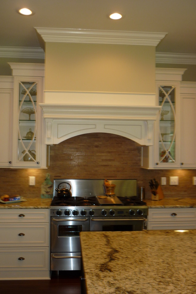 Mittelgroße Klassische Wohnküche in U-Form mit Schrankfronten im Shaker-Stil, beigen Schränken, Granit-Arbeitsplatte und Kücheninsel in Atlanta