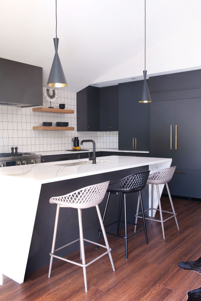 Idee per una cucina abitabile moderna con ante lisce, ante nere, top in marmo, paraspruzzi con piastrelle in ceramica, parquet scuro e top bianco