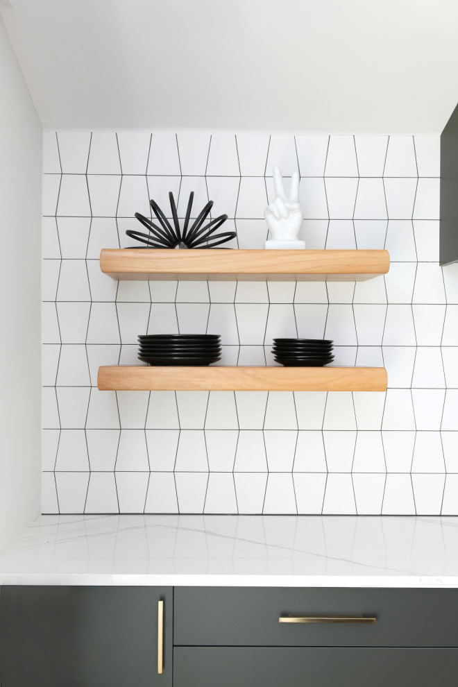Idee per una cucina abitabile minimalista con ante lisce, ante nere, top in marmo e top bianco