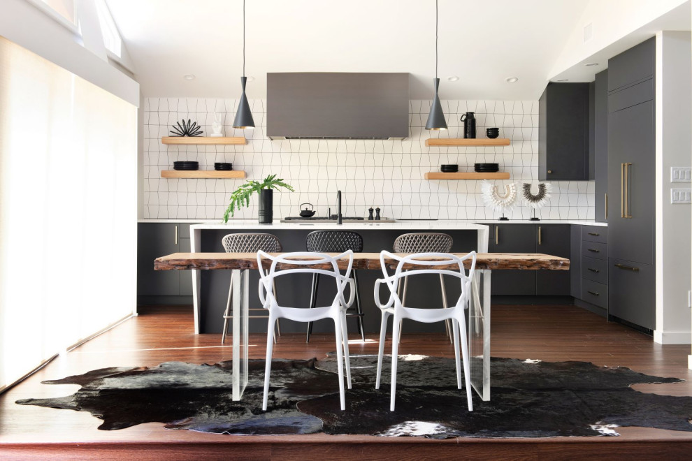 Ispirazione per una cucina minimalista con ante lisce, ante nere, top in marmo, paraspruzzi con piastrelle in ceramica, parquet scuro e top bianco