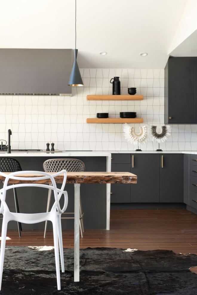 Esempio di una cucina abitabile minimalista con ante lisce, ante nere, top in marmo, paraspruzzi con piastrelle in ceramica, parquet scuro e top bianco
