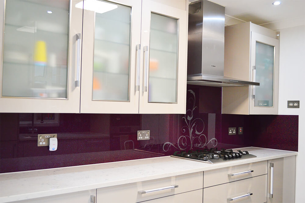 Exempel på ett stort modernt kök och matrum, med släta luckor, vita skåp, granitbänkskiva och glaspanel som stänkskydd