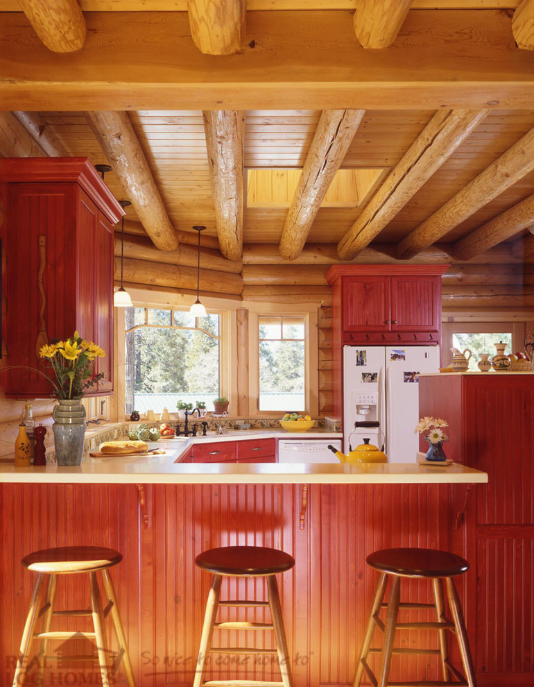 Immagine di una cucina con ante in stile shaker, ante rosse, elettrodomestici bianchi, nessuna isola e lavello da incasso