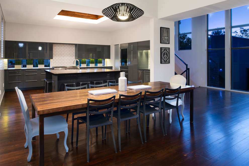 Ispirazione per una sala da pranzo aperta verso la cucina contemporanea con pavimento in legno massello medio e pavimento marrone
