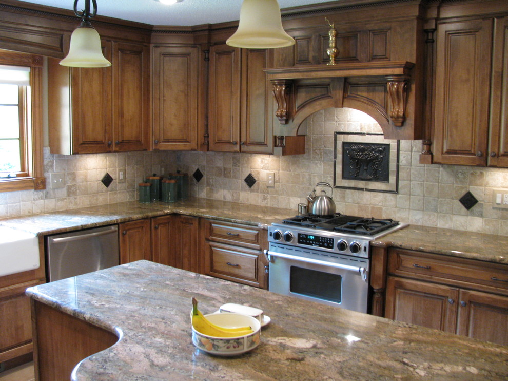 Inredning av ett klassiskt litet kök, med en rustik diskho, luckor med upphöjd panel, skåp i mellenmörkt trä, granitbänkskiva, beige stänkskydd, stänkskydd i stenkakel, rostfria vitvaror och en köksö