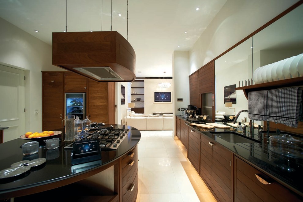 Immagine di una grande cucina minimal con lavello sottopiano, ante a persiana, ante in legno scuro, top in superficie solida, pavimento in gres porcellanato e penisola