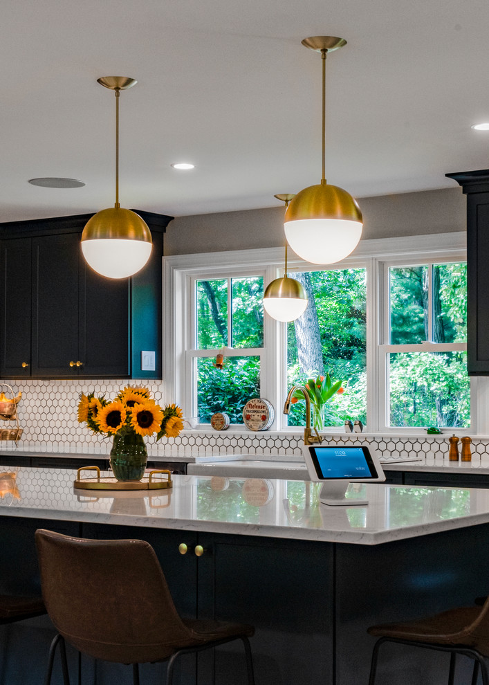 Immagine di una grande cucina abitabile moderna con top in granito