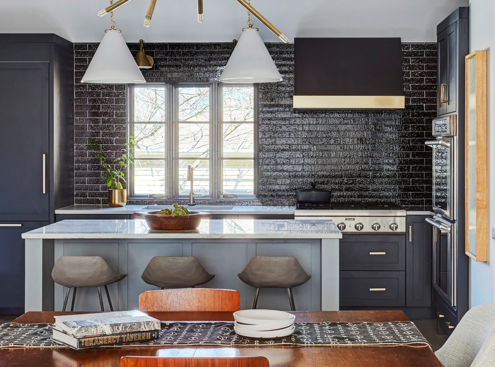 Klassische Küche in L-Form mit Unterbauwaschbecken, Schrankfronten im Shaker-Stil, schwarzen Schränken, Kücheninsel und weißer Arbeitsplatte in Chicago